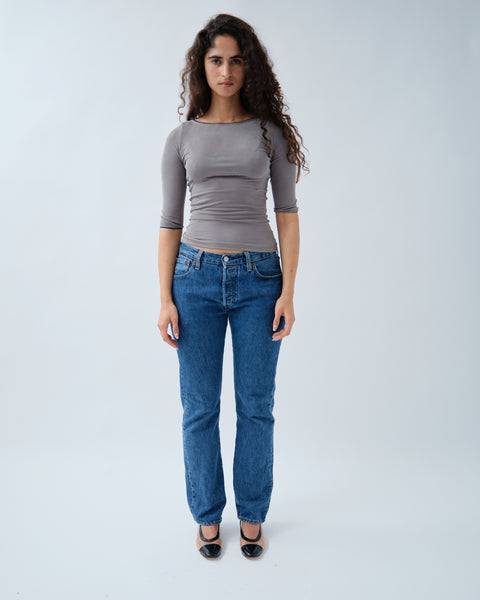 Women wearing grey ribbed 3/4 sleeve top with blue jeans